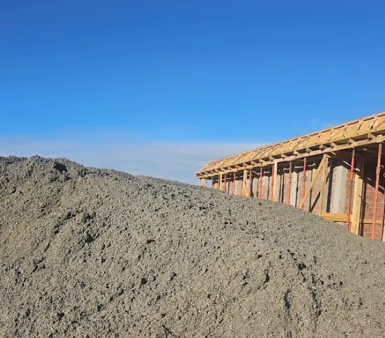 Camión tolva entregó arena en una obra en parcela de Machalí.