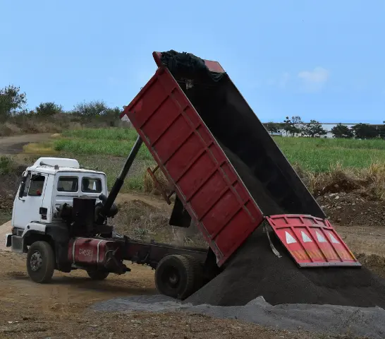 Camión realizando despacho de áridos en Machalí para una obra de construcción.