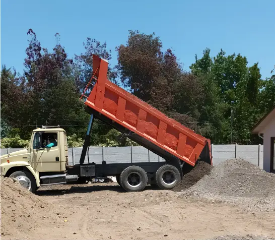 Camión realizando despacho de áridos en Machalí con arena, gravilla y base estabilizada para obras y parcelas.