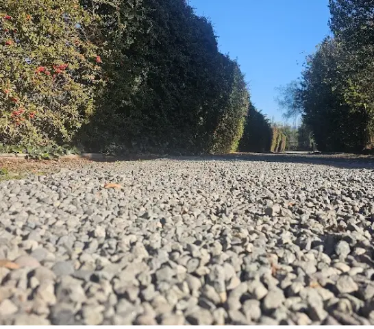 Despacho de gravilla y base estabilizada en Machalí para caminos y accesos.
